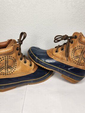 FLAW Lucky Brand Womans 7M Daria Peace Studded Rain Snow Duck Boots Waterproof